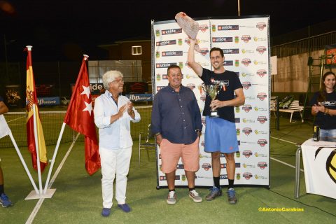 Richi Villacorta encantado con el jamón del campeón